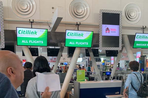 Image shows the people lining up to check in at the Citilink flight counter