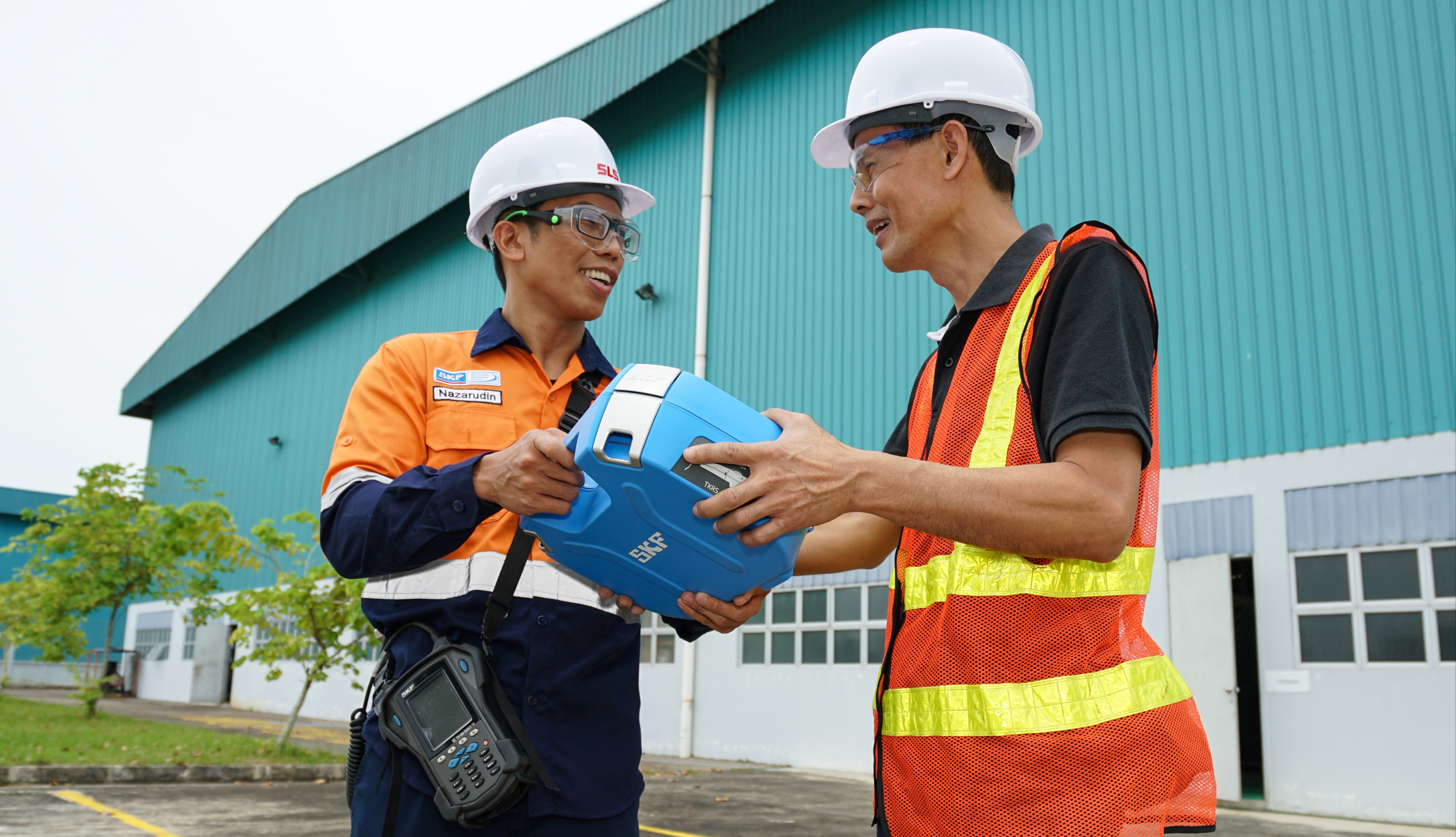 Image shows and SLS engineer and a customer holding an SKF MaPro toolkit